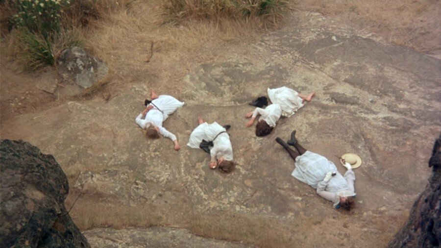 Кадр из фильма "Пикник у Висячей скалы" (1975)