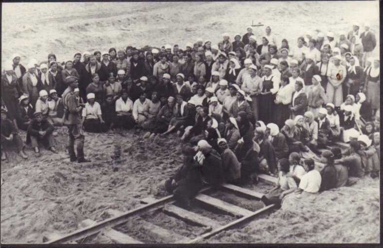 Старший лейтенант Крениц выступает с сообщением о ходе военных действий перед работниками строительства.