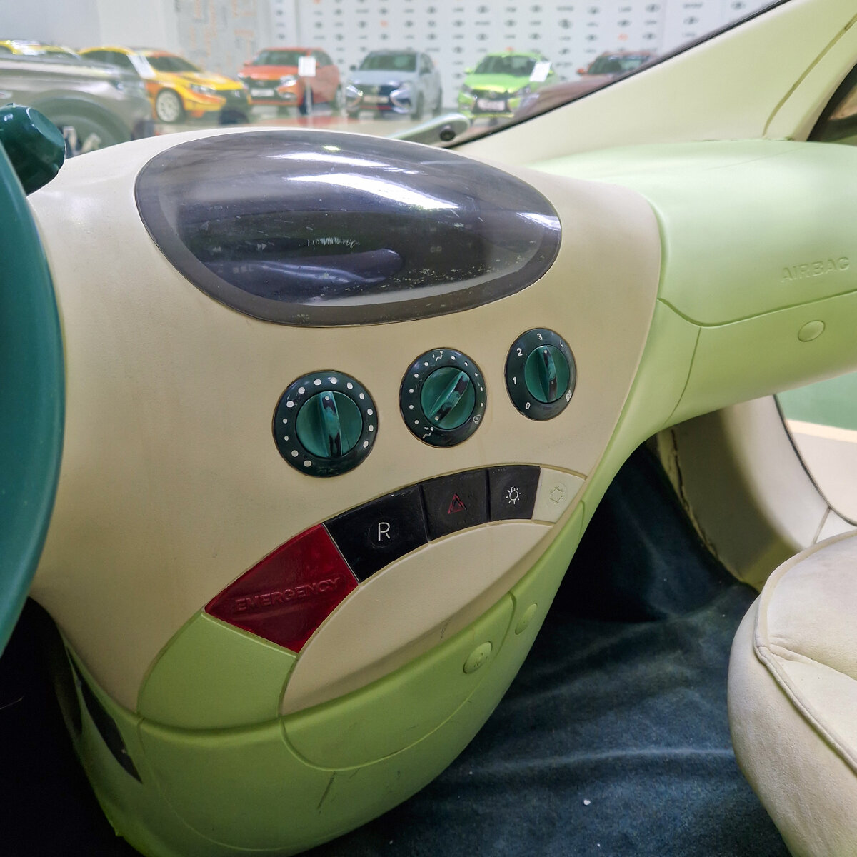 Задний ход включается кнопкой на торпедо.