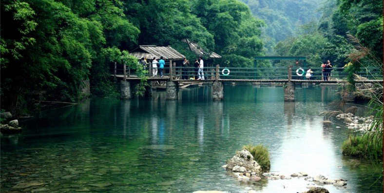 Парк в Jinyun Mountains (горах Золотого Облака) - одно из любимых мест отдыха жителей района Бейбей в Чонгтинге. 