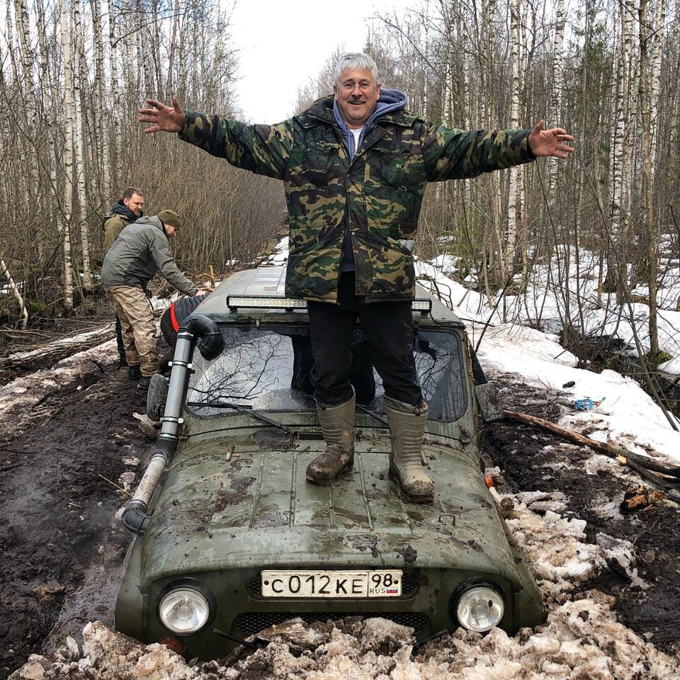 Это мой  Игорь на покатушках.. Ну как дети, честное слово.. По болотам , в грязли, в холоде, машины вязнут, они их   вытаскивают с  грехом пополам, счастливы при этом.. У Анютика, моей племянницы, муж тоже уже под 60 лет, и тоже вот такие игры играет.. Но у него своя команда!!