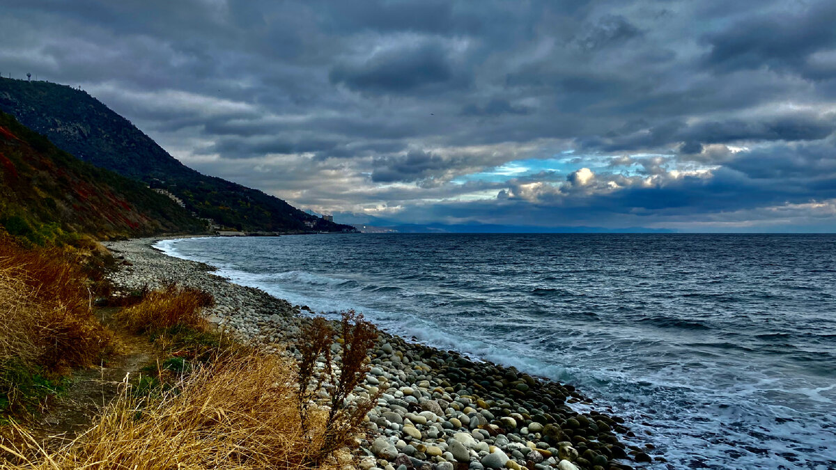 Вид на гору Кастель с берега, носящего название  «Гранильня Головкинского»