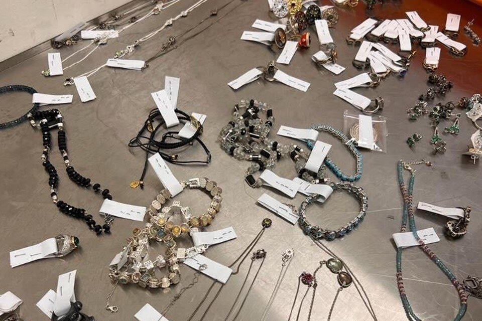     Таможенники задержали в аэропорту Шереметьево пассажирку из Дели с 186 незарегистрированными украшениями  Шереметьевская таможня