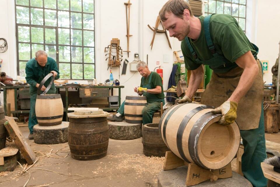 Последний европейский завод, изготавливающий бочки по правилам бондаря. 2019г Pilsner Urquell - команда пивных бондарей.