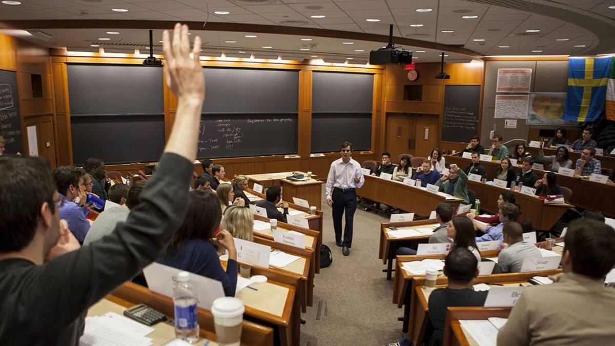 Business universities. Гарвардский университет аудитории. Harvard University, США лекционный зал. Лекция в Гарварде. Лекция в американском университете.