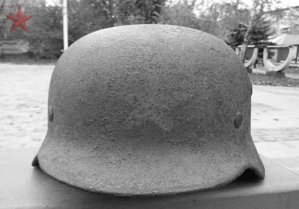 Немецкая каска с красной звездой.