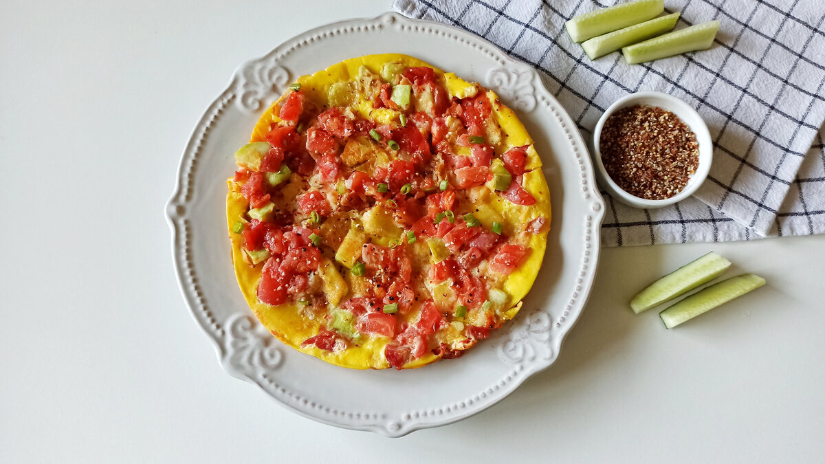 Омлет с кабачками и помидорами: вкусный и простой завтрак с сезонным овощем  | Еда на каждый день | Дзен