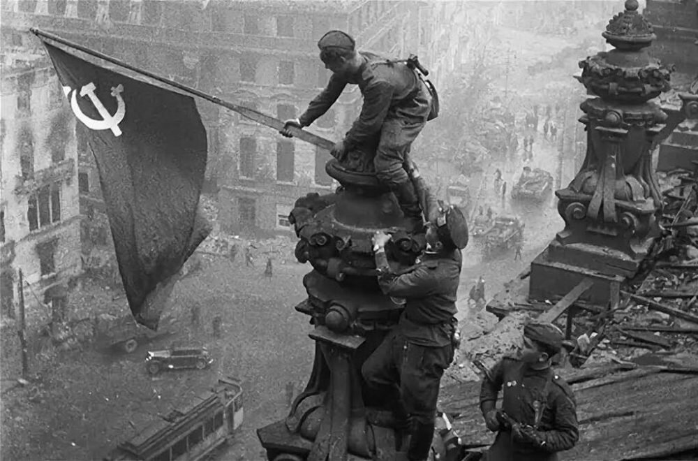 фото: Е.Халдей. "Знамя Победы над Рейхстагом". Абдулхаким Исмаилов страхует Алексея Ковалева, который держит знамя