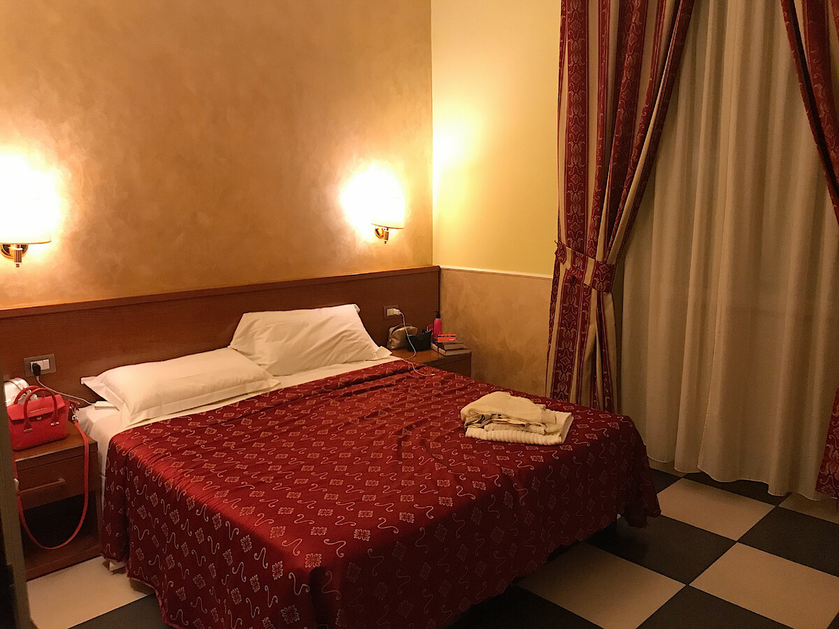 Это Hotel Centro Cavour Roma, очень понравился. Недорогой, расположен в нескольких минутах от Колизея, рядом много кафе и ресторанов, где поесть вкусней и выгодней