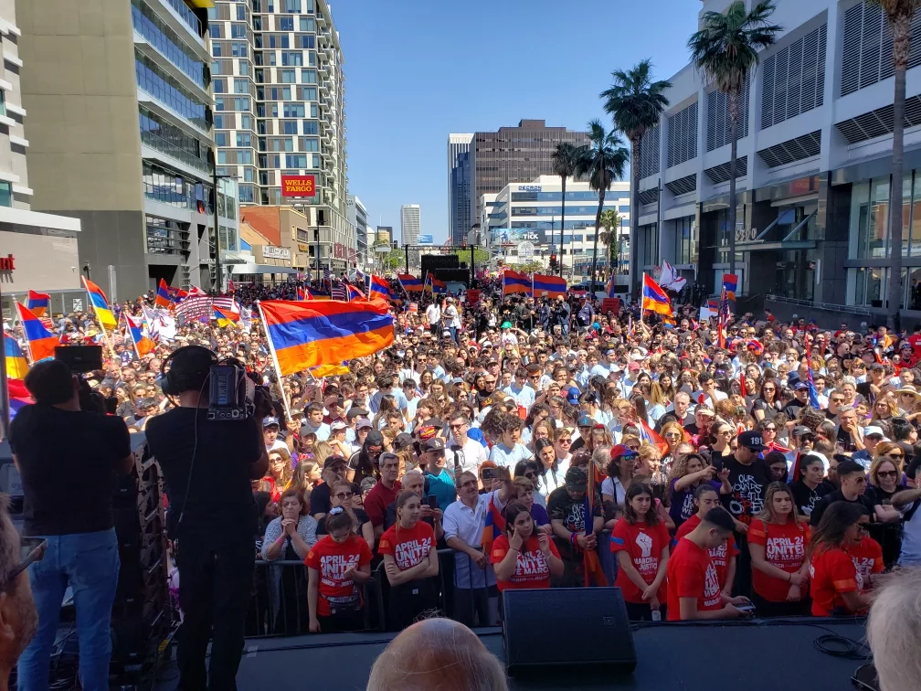 Диаспоры в сша. Армянская диаспора в Лос Анджелесе. Митинг Лос Анджелес Армения. Лос Анджелес район армян. Армянская Церковь в Лос Анджелесе.