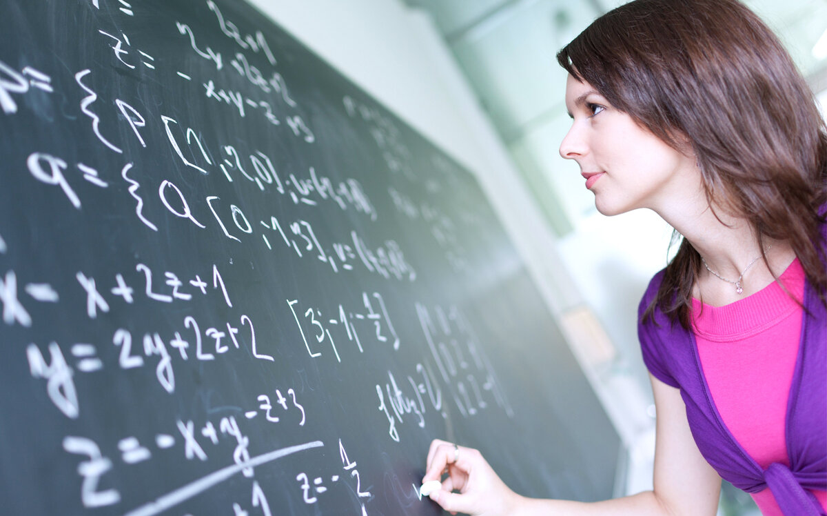 Молодой учитель в школе. Источник: pinimg.com