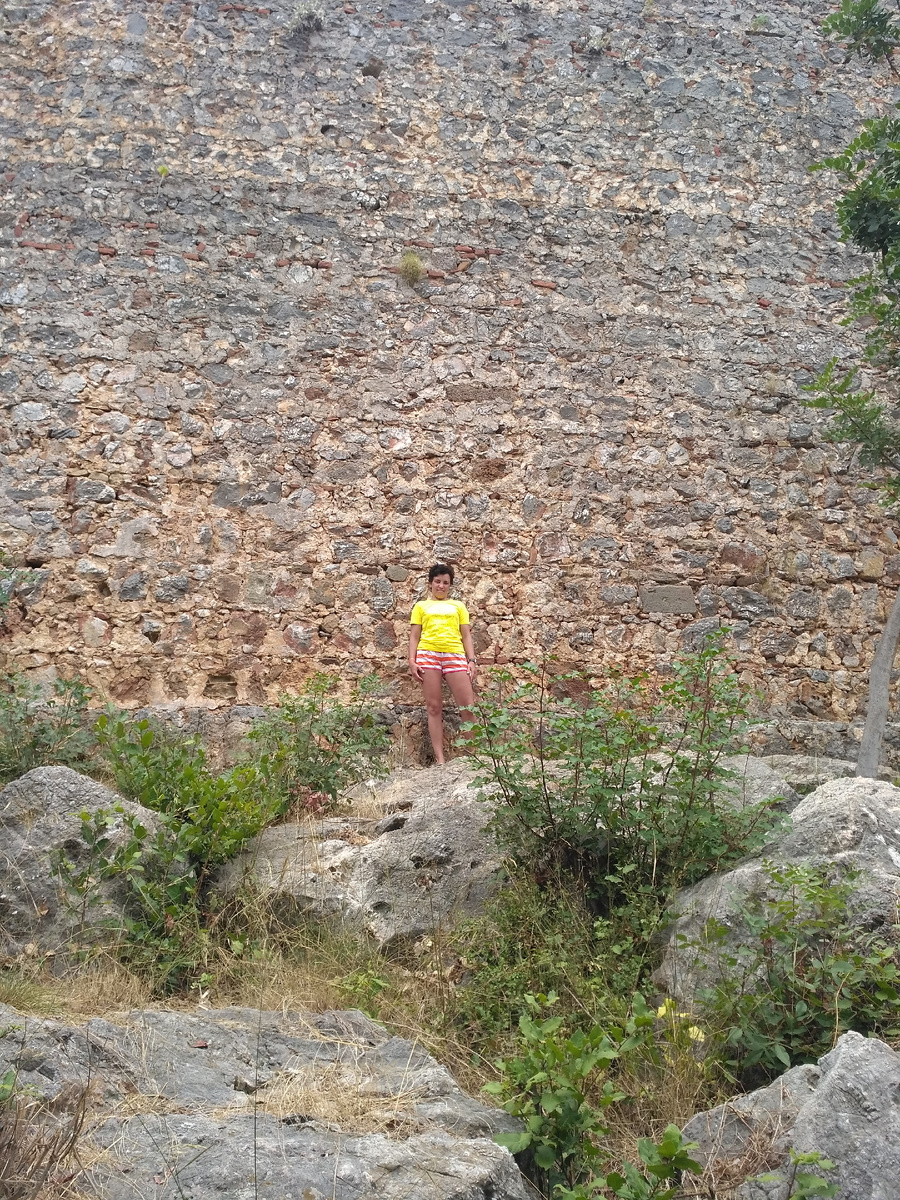 За моей спиной - крепость, построенная пиратами. Что ими двигало? Думаю, дисциплина. Но это не точно)))