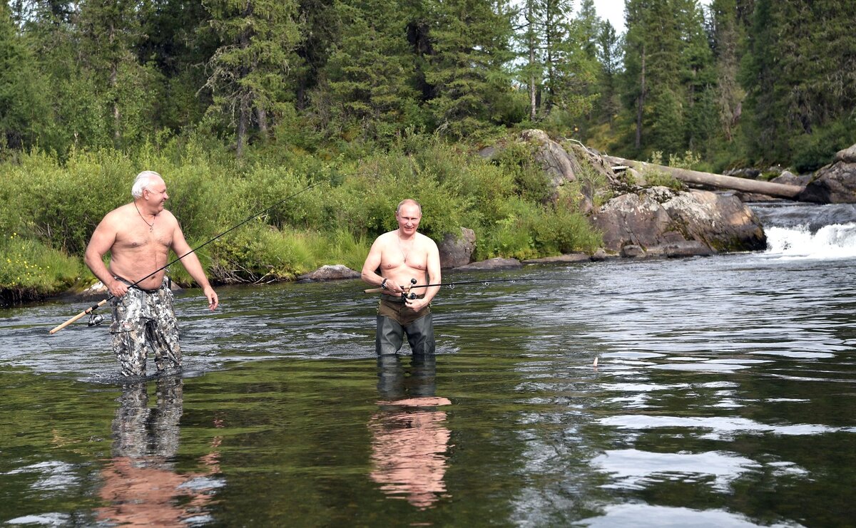 https://upload.wikimedia.org/wikipedia/commons/0/0e/Vladimir_Putin_in_Tuva_%282017-08-01-03%29_10.jpg