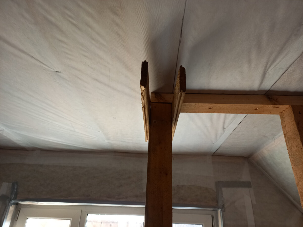 По бокам стойки прикручиваем ограничители из обрезков