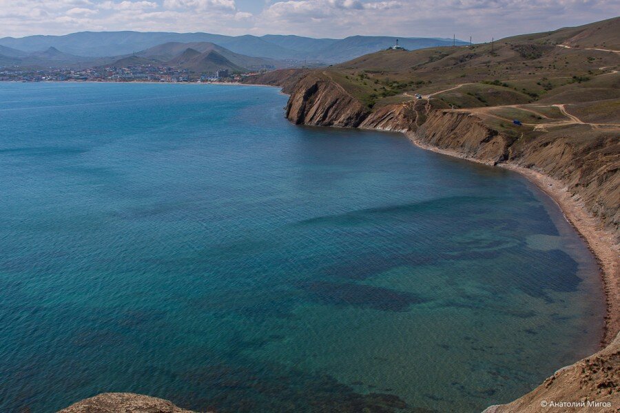 Вид на Мёртвую бухту и посёлок Коктебель в конце апреля.