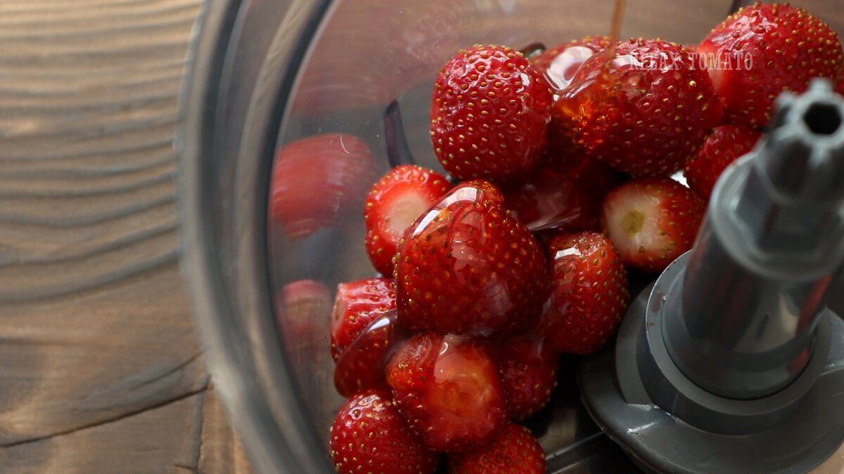 Добавляю к клубнике мед