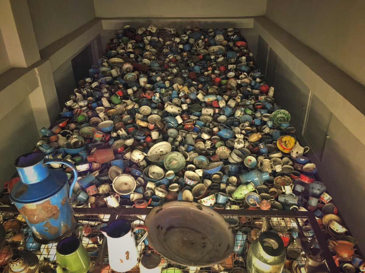 Acesta este probabil cel mai faimos lagăr al morții din Auschwitz-Birkenau, al cărui nume sună mai des ca Auschwitz - după numele original polonez al orașului în apropierea căruia se afla lagărul.-34