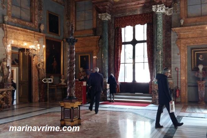 Колонна - это геральдический символ знатного рода Колонна