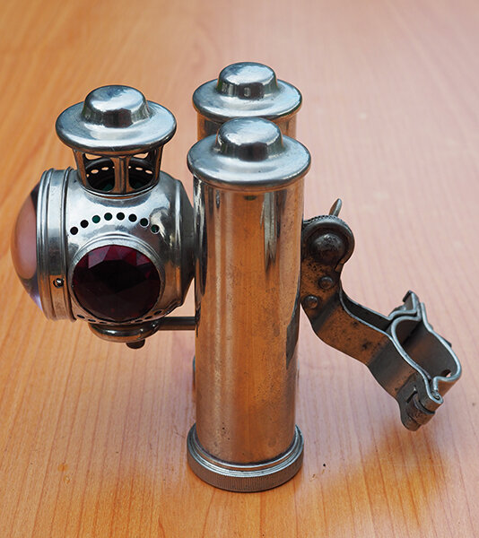 Велосипедный  карбидный фонарь Duplex начала 1900-х годов, производства компании Matthews Willard MFG Co - из коллекции Веломузея Андрея Мятиева.