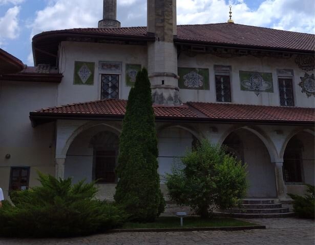 В дворцовой мечети идут службы. Попасть во внутрь не удалось