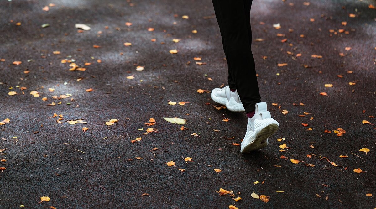 Какими бы ни были осенние кроссовки, стоит позаботиться о влагозащитной пропитке — с ней обувь дольше сохранит внешний вид