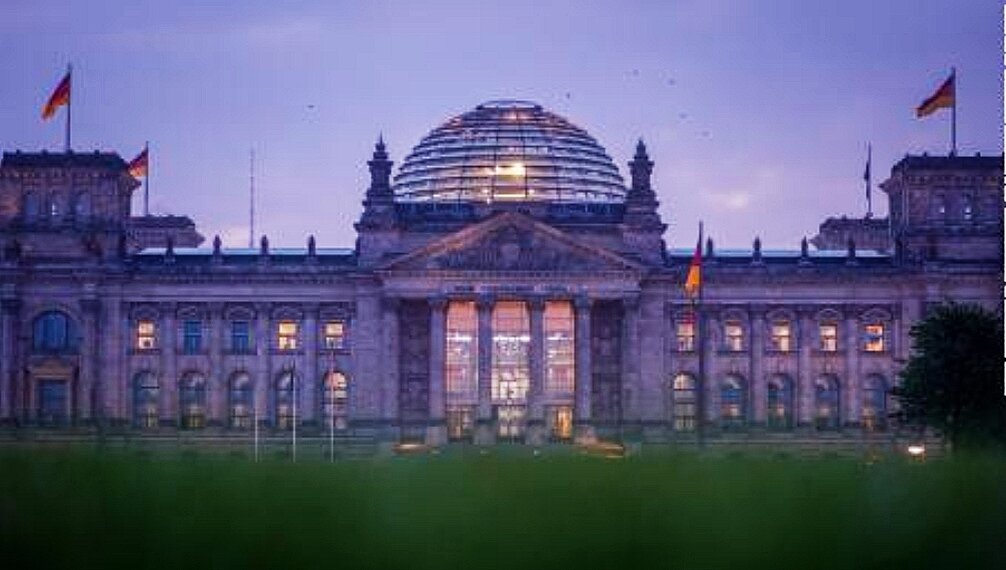Здание Рейхстага в Берлине, в котором находится нижняя палата парламента Германии. Европейская комиссия обвинила Россию в проведении кибератак всего за несколько дней до воскресных выборов в Германии.