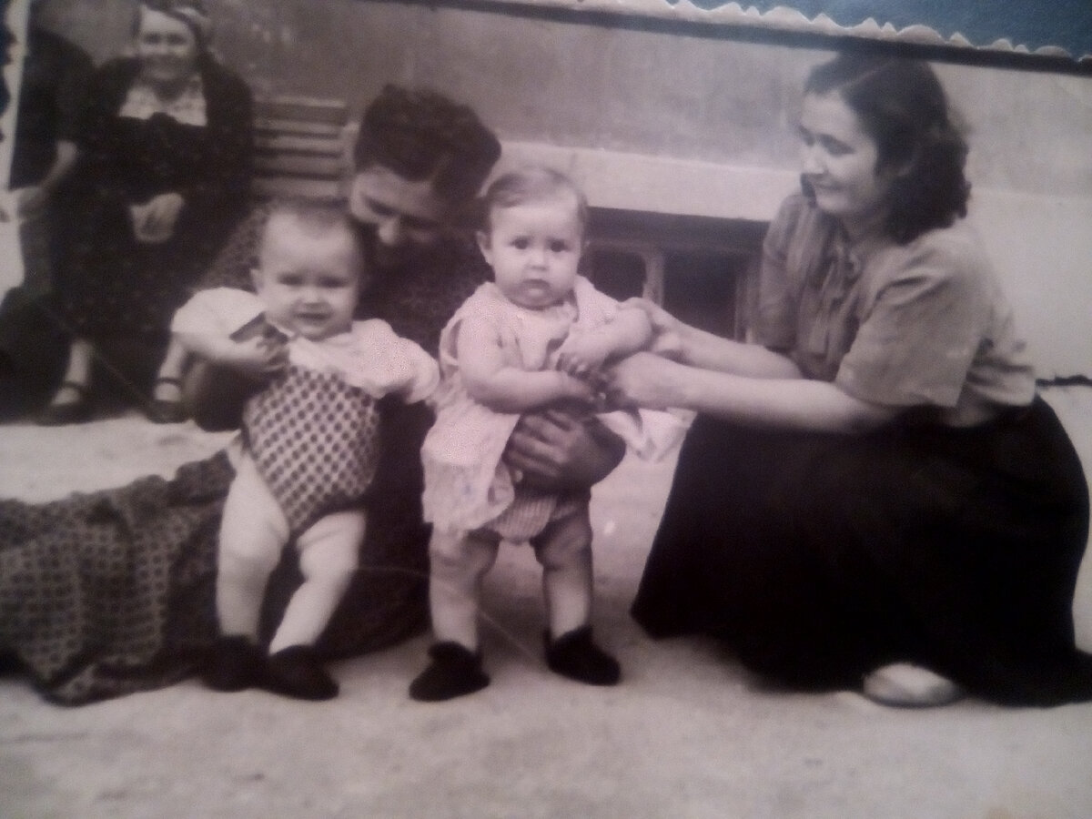 На этом фото-я, меня держит мама (справа), рядом со мной брат-близнец, его держит тетя Вера-сестра моего отца.