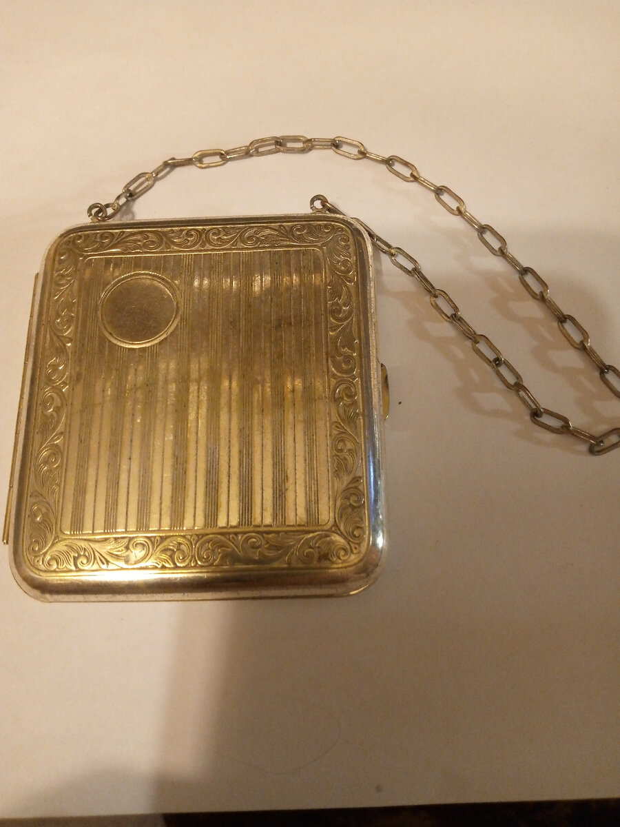 Монетница косметичка в серебряном корпусе.На крышке хорошо виден медальёнчик в котором наносятся инициалы владельца