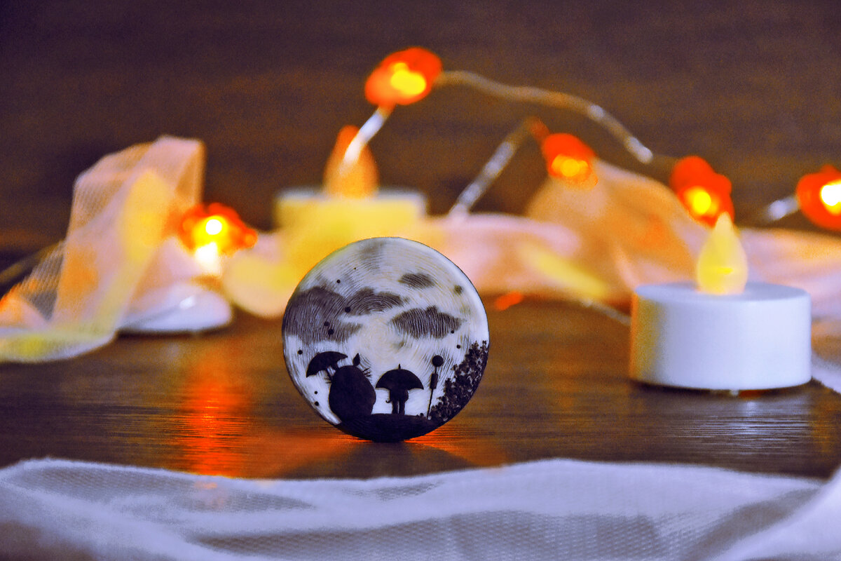 Силуэты главного героя популярного аниме Хаяо Миядзаки - Тоторо и девочки под зонтиком. Лаконичная брошь с секретом!