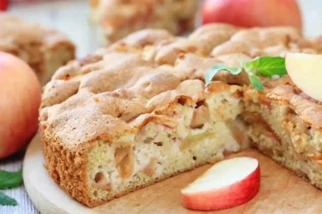 Шарлотка с яблоками 