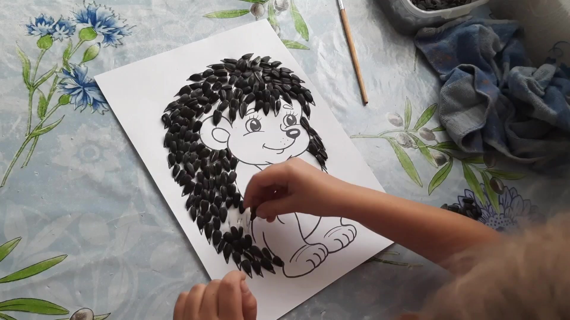 Ежик из пластилина и семечек