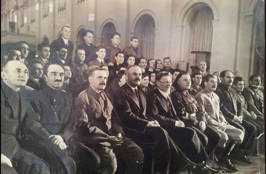Слева-направо: Берия, Микоян, Андреев, Молотов, Калинин, Ворошилов, Сталин, Лазарь Каганович, Ежов, Жданов в первом ряду делегации Азербайджанской СССР слушают выступление Багирова на Первой сессии Верховного Совета СССР Первого Созыва, вечернее заседание 18 января 1938 г. Отсчет заговора по устранению Ежова с должности наркома НКВД СССР и секретаря ЦК ВКП(б) с заменой в первой должности на Берию, на Маленкова - во второй. Активисты заговора: Берия, Андреев, Жданов, Хрущев. 