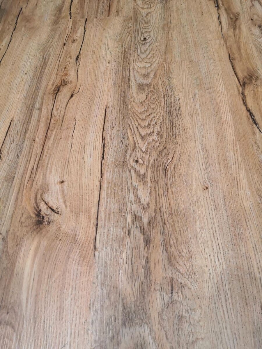 Поэтому выбор пал на кварцвинил - внешне похоже на смесь ламината или паркета - тоже пвх, замковые механизм крепления, но с примесью кварцевого песка около 70 % в составе, а на прочность как плитка.