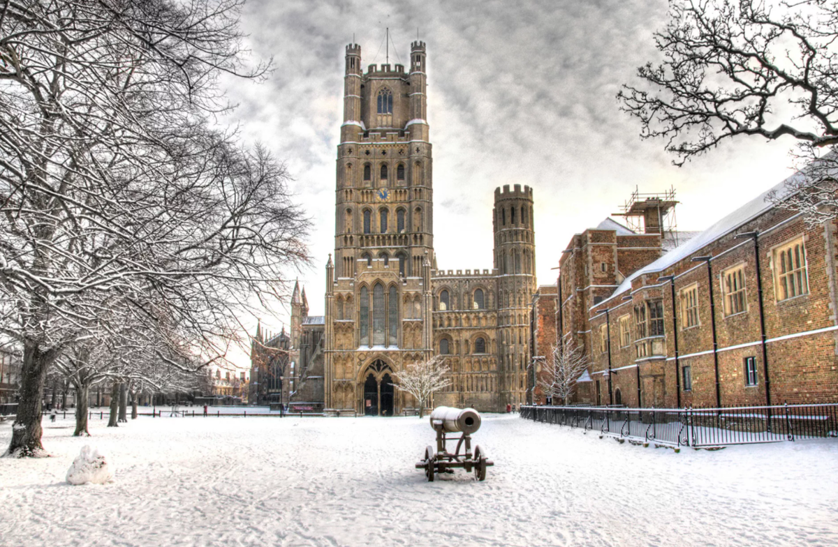 Средняя температура по Англии составляет +11 °С, а температура редко опускается ниже ноля даже зимой. 