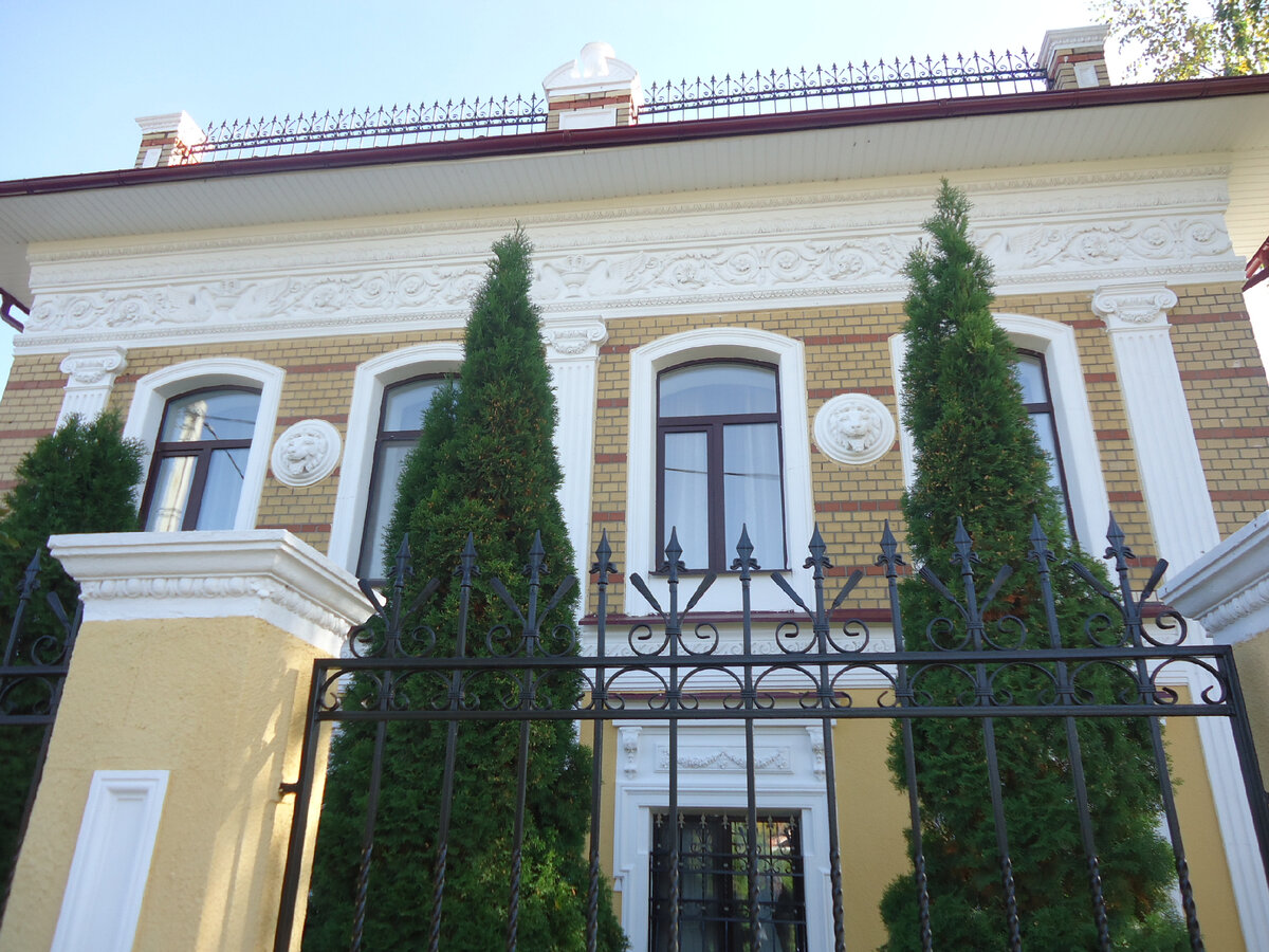 Дом со львами. С него началось возрождение села