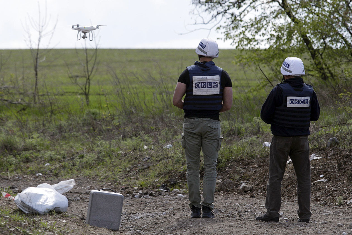  Беспилотник миссии ОБСЕ направляется в зону разграничения. Фото из интернета.