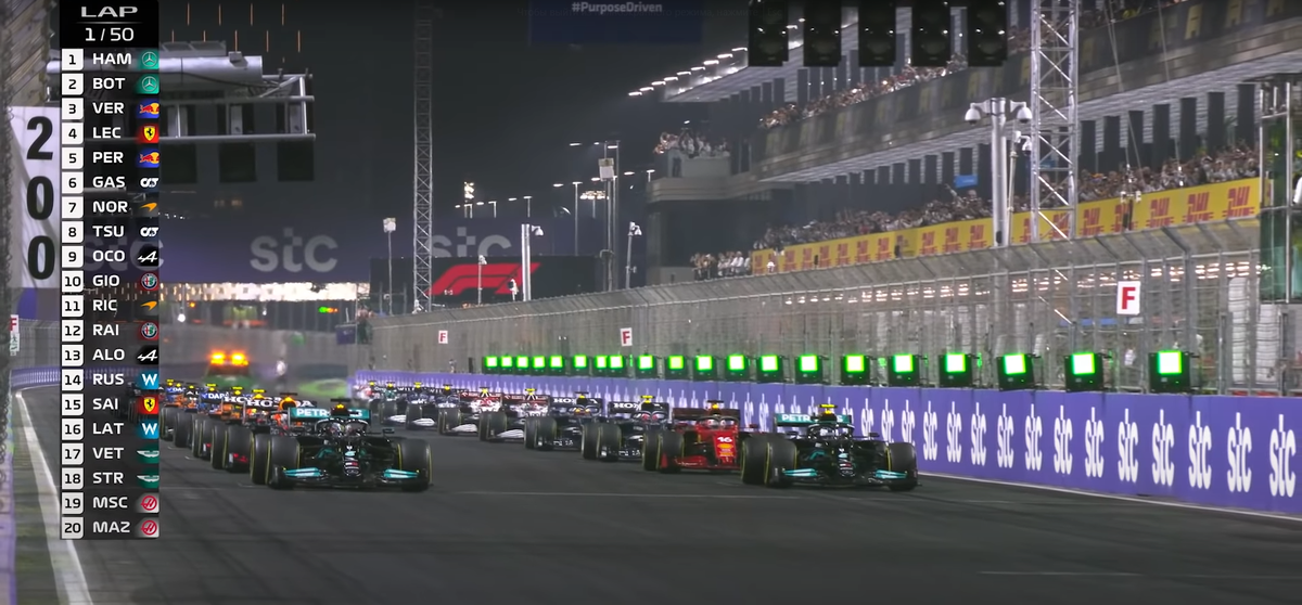 Старт. Первая пятёрка сохраняет свои позиции. Гасли пропустил Норриса и Окона, Юки провалился. Первые 10 кругов проходят без происшествий. Лидеры отрывались от средней группы. Мерседес контролировали ситуацию, разрывы между лидерами составляли HAM BOT 1.5 BOT VER 1.7. Казалось, что нас ждет дубль Мерседес, а также паровозная гонка, но все только начиналось. Как оказалось обгонять гораздо легче чем об этом думали. До рестарта Сайнц прорвался с 15-го места, до 11-го.