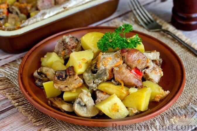 картофель, свинина, шампиньоны, перец сладкий, лук репчатый, морковь, чеснок, масло подсолнечное, кориандр, соль, перец чёрный молотый