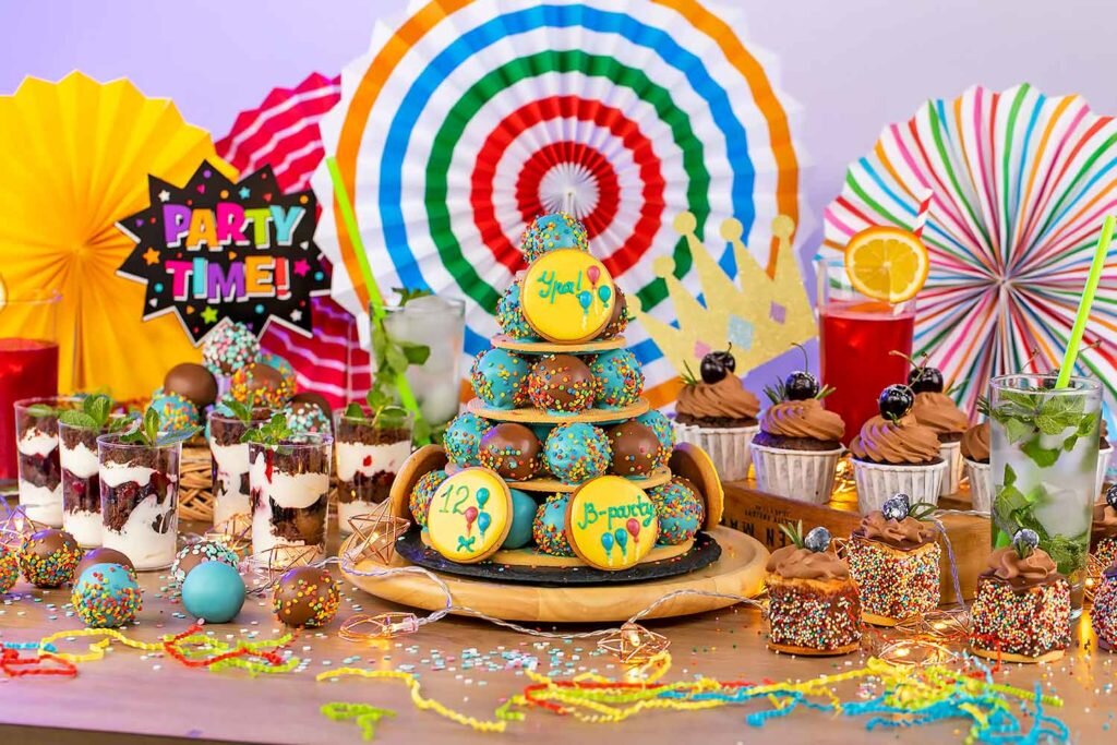 Оформление сладкого стола: Candy Bar, композиции из фруктов и праздничный сет