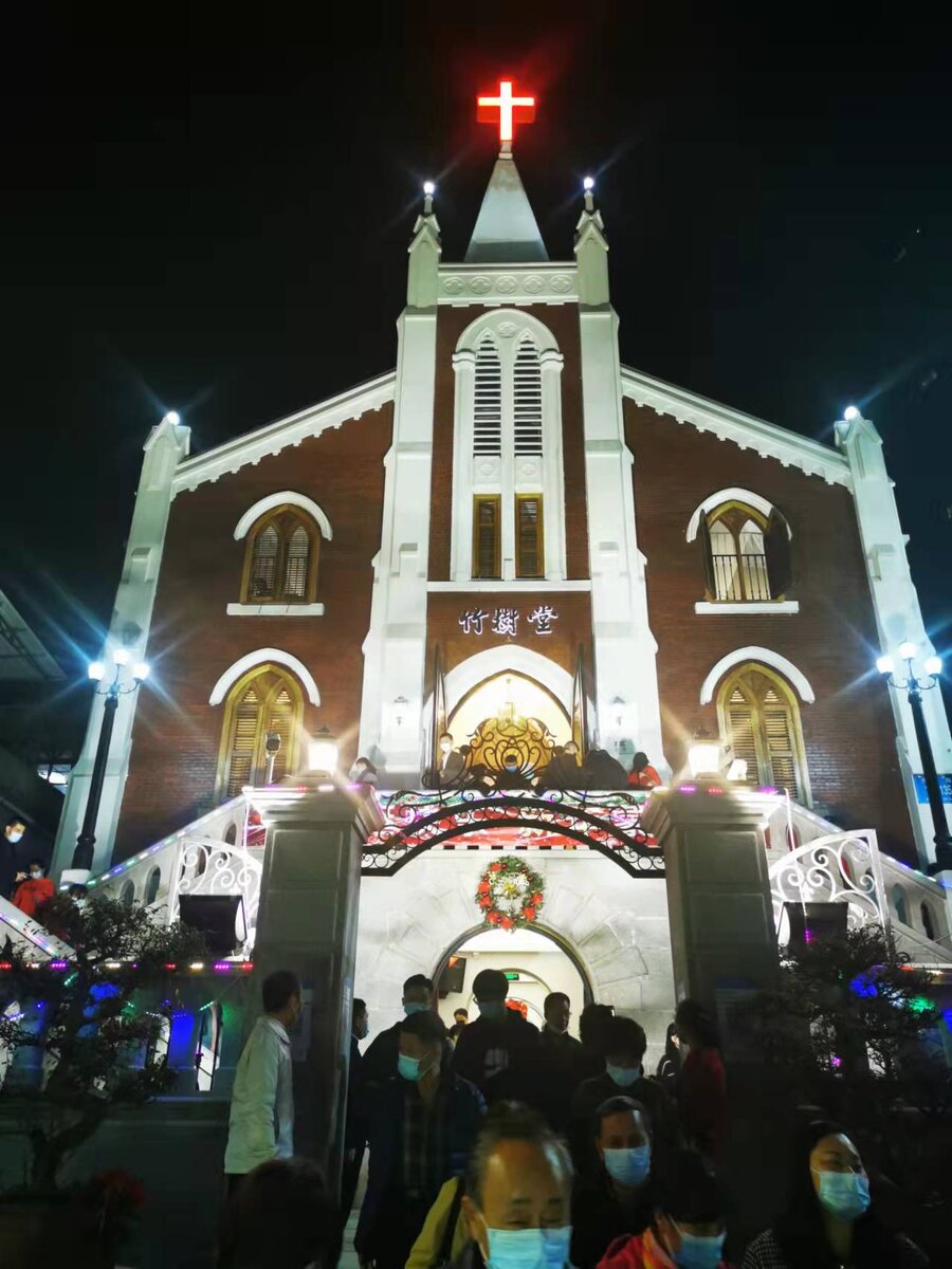 Да в Китае тоже есть Рождество . Да оно празднуется с 24 по 25 декабря. Люди в Китае ходят в церковь.   Какие пожелания в Китае на Рождество.
