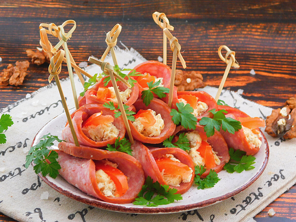 Рулетики из колбасы