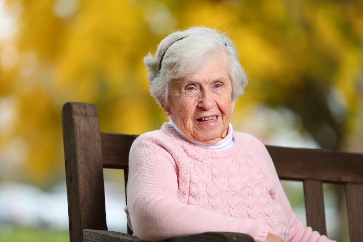 общение с пожилым человеком. пожилые и старые люди. счастливые пенсионеры. пожилые люди. разговаривает сама собой пожилых людей.