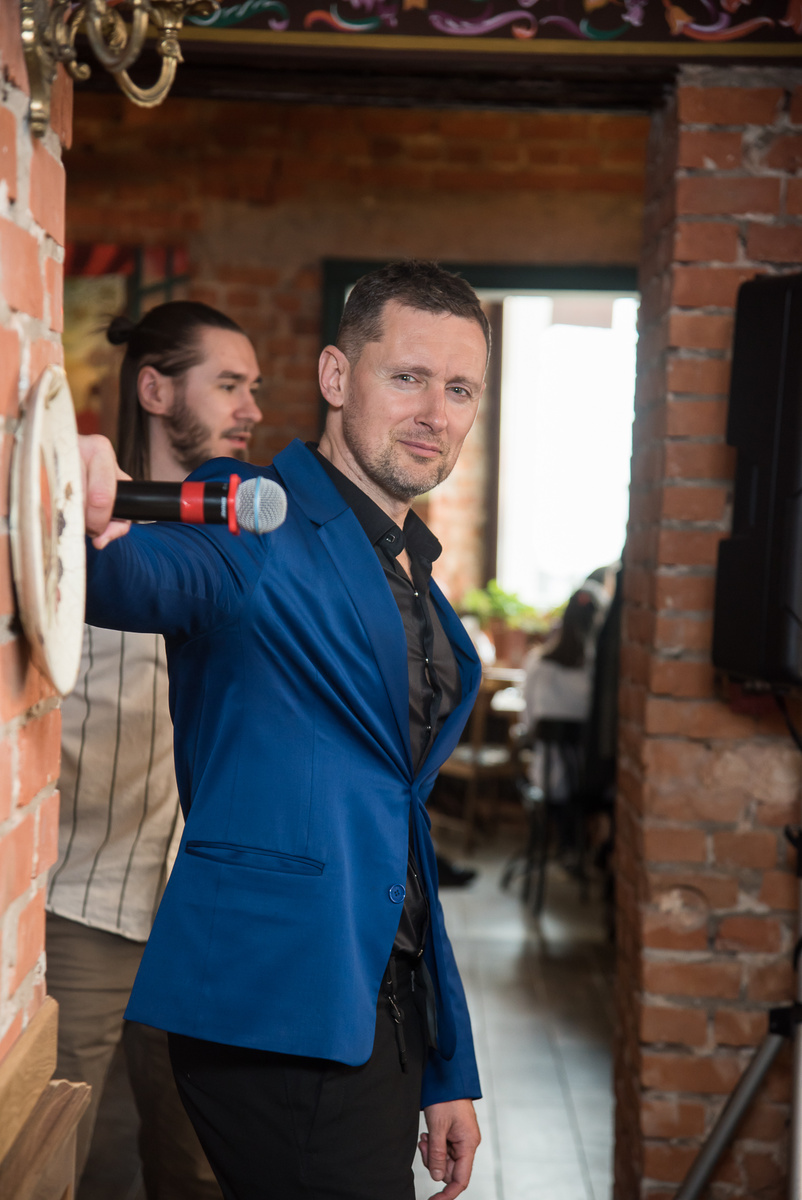 Это было давно, больше 10 лет назад. Газета «Спорт экспресс» и интервью Роберто Карлоса. Легенды Реала и Анжи😀 Одна из двух его главных мыслей была о том, что Вы, русские, очен закрытые люди, неулыбчивые и не цените крутые моменты и свои достижения. Просто не умеете им радоваться. Точнее радуетесь не так, как оно того стоит. Мы, бразильцы, радуемся любому поводу: хорошая погода, сын получил пятерку, даже любой маломальской покупке. Потому что этим аккумулируем радость и позитив и тогда эти чувства, как магнитом тянутся к Вам.⁣⁣⠀
⁣⁣⠀
▶️Я хочу порадоваться. Порадоваться за то, что я успешно и круто выступил, как спикер на Новогоднем форуме ведущих @ng_intensive.⁣⁣⠀
⁣⁣⠀
Прям круто. Прям кайф. ⁣⁣⠀
⁣⁣⠀
Для меня это более ценно, чем любые оценки и награды, как лучшему ведущему. Это не только знак того, что ты всё классно сделал и подобрал нужные и полезные вещи именно для этой аудитории, это еще и обратная связь от других ведущих. ⁣⁣⠀
⁣⁣⠀
▶️Еще большая радость от того, что на них произвело впечатление не только твое выступление, но и совместный мозговой штурм. Когда они сами открывают в себе и друг в друге новые возможности для написания и создания уникальных фишек и идей.⠀⁣⁣⠀
⁣⁣⠀
Жду новых приглашений и мотиваций, а пока ушёл штурмить и создавать новые идеи, тем более есть люди, которые это ждут.