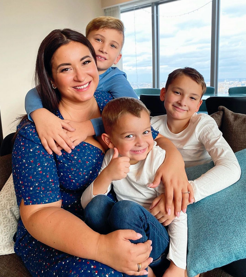 Меня зовут Вика, я семейный психолог, телеведущая, автор книг «Это же ребенок» и «Это же любовь» и мама троих детей. Рада видеть вас на канале!