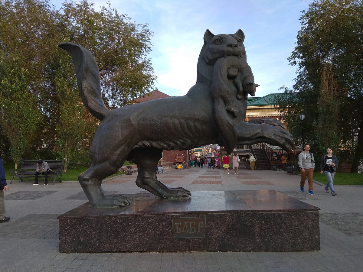 Бабр – символ Иркутска. Скульптура установлена у входа в туристический 130-й квартал.
