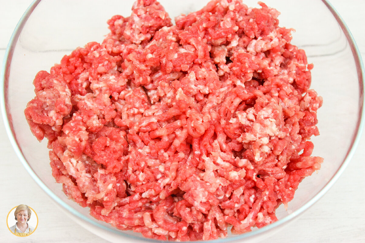 Для приготовления котлет нужно промыть мясо, обсушить его бумажным полотенцем и при помощи мясорубки приготовить фарш.