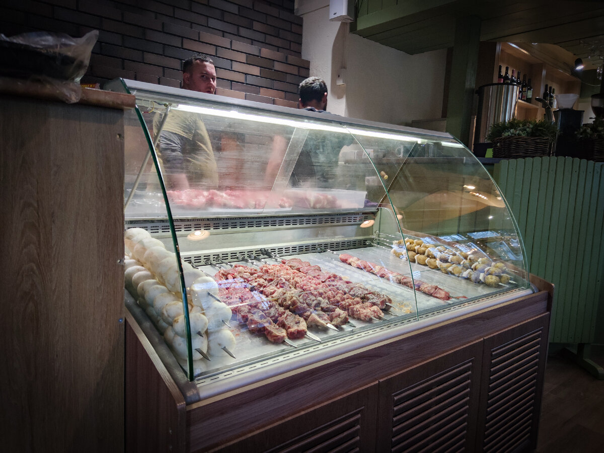 На фото мяса не так много из-за наплыва посетителей. Но его регулярно подкладывают
