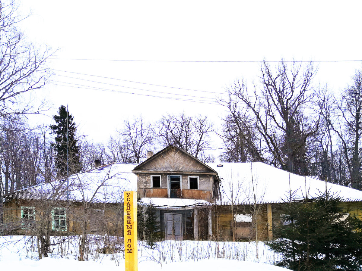 Говорят, что еще пару лет назад в одной из частей дома жили люди. Возможно, живут и по сей день. 