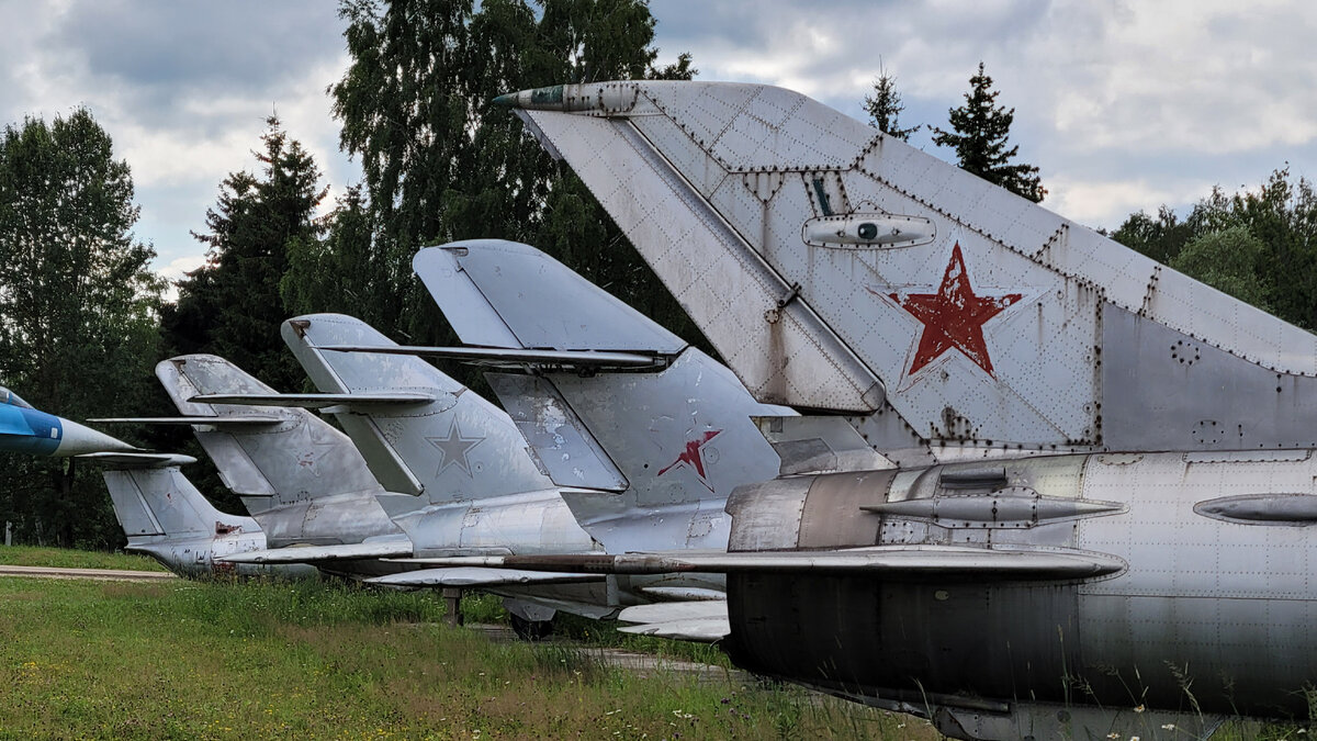 Заброшенная военная техника. Как ржавеет стоянка списанных самолетов и  вертолетов, машин | Русские тайны | Дзен