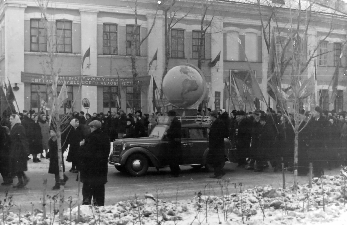 Демонстрация в Воронеже  7 ноября - начало 60 годов. Яндекс картинки.